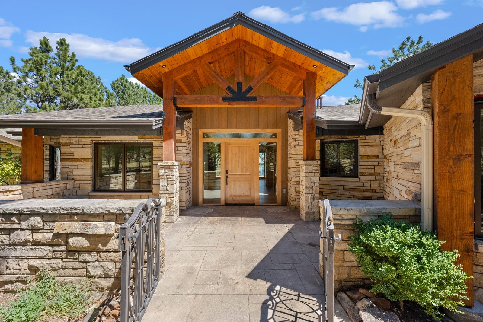 Timber-frame entry built by Prana Construction, Boulder County remodeling contractor